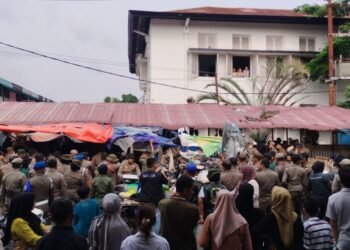 Pembongkaran Lapak di Pasar Raya Padang Berujung Ricuh, Pedagang Tolak Lokasi Baru