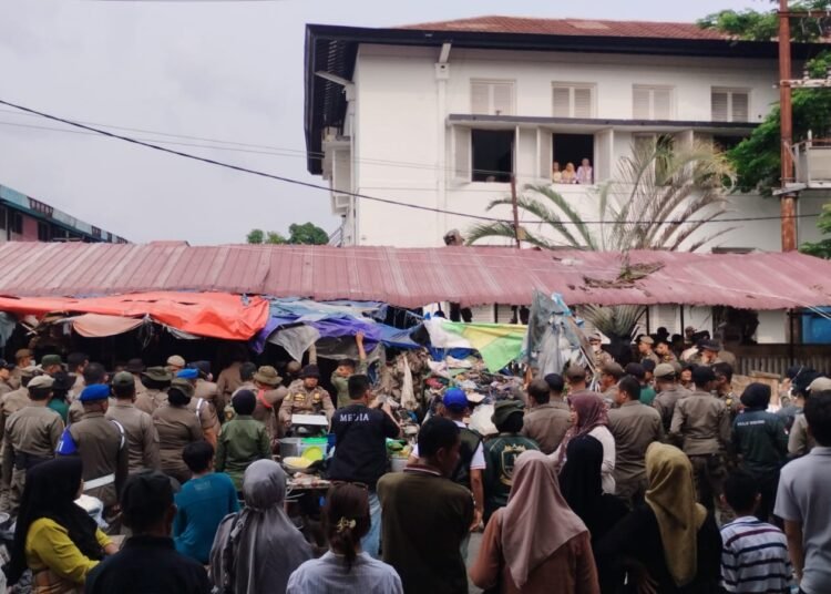 Penertiban lapak pedagang oleh Satuan Polisi Pamong Praja (Satpol PP) di kawasan Pasar Raya Padang, Sumatera Barat, berujung ricuh pada Rabu (21/10/2026).