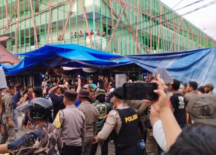 Penertiban lapak pedagang oleh Satuan Polisi Pamong Praja (Satpol PP) di kawasan Pasar Raya Padang, Sumatera Barat, berujung ricuh pada Rabu (21/10/2026).