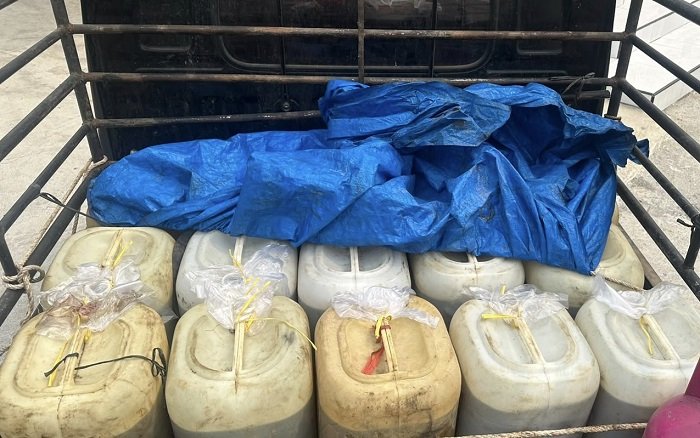 Seorang pria ditangkap polisi saat membawa 450 liter biosolar bersubsidi di Jorong Padang Data, Nagari Tanjung Barulak, Kecamatan Tanjung Emas, Tanah Datar, pada Selasa (20/10/2026) sekitar pukul 12.00 WIB. Foto: Polres Tanah Datar