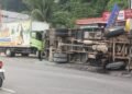 Truk Wingbox Bermuatan Produk Wings Group Terguling di Sawahlunto, Muatan Berserakan