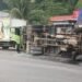 Truk Wingbox Bermuatan Produk Wings Group Terguling di Sawahlunto, Muatan Berserakan
