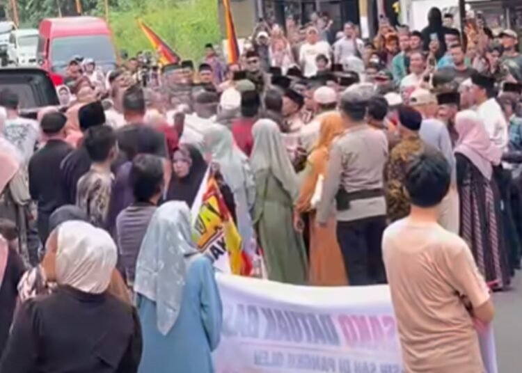 Tangkapan layar video prosesi melewakan gala Datuak Rang Kayo Basa di Kabupaten Pasaman yang diwarnai aksi penghadangan oleh sebagian anggota kaum.