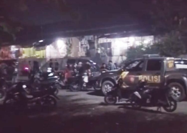 Sepasang kekasih diduga mesum di dalam sebuah mobil yang terparkir di kawasan Taman Kiliran Jao, Kabupaten Sijunjung, Sumatera Barat, dipergoki warga pada Rabu (21/10/2026) malam. Foto: Tangkapan layar media sosial