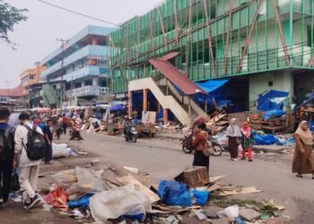 Pascapenertiban PKL Pasar Raya Padang, Peralatan Dagang Berserakan dan Menumpuk di Jalan