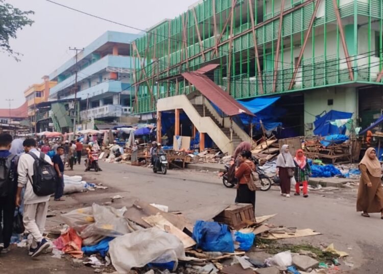Pascapenertiban pedagang kaki lima (PKL) di kawasan Jalan Sandang Pangan, Pasar Raya Padang, Sumatera Barat, terlihat sejumlah peralatan dagang berserakan dan menumpuk di lokasi, Kamis (22/10/2026). Foto: Qadri/Sumbarkita