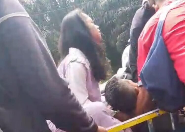 Seorang anak perempuan mendapati ayahnya tertimpa kayu saat bekerja di Nagari Tiku V Jorong, Kecamatan Tanjung Mutiara, Kabupaten Agam, Sumatera Barat. Kejadian tersebut disebut terjadi pada Senin (19/10/2026). Foto: Tangkapan layar media sosial media.