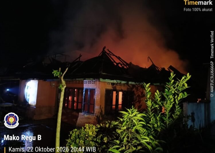 Sebuah rumah permanen berukuran 8 x 12 meter di Jorong Sago, Nagari Manggopoh, Kecamatan Lubuk Basung, Kabupaten Agam, Sumatera Barat, hangus terbakar pada Kamis (22/10/2026) malam