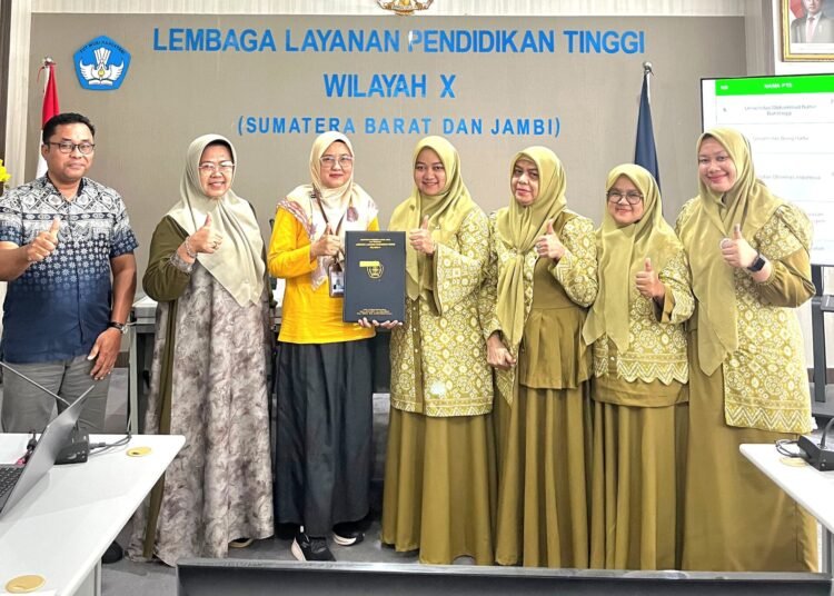 Wakil Ketua II STIKES Indonesia, Armein Lusi Zeswita, menyampaikan informasi pembukaan Program Studi S1 Kebidanan dan Profesi Bidan di STIKES Indonesia, Padang, Kamis (22/10/2026).