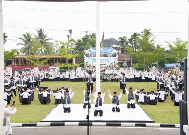 Wakil Wali Kota Pariaman Mulyadi bersama para undangan mengikuti peringatan Hari Santri Nasional 2026 di halaman Balai Kota Pariaman, Kamis (22/10/2026).