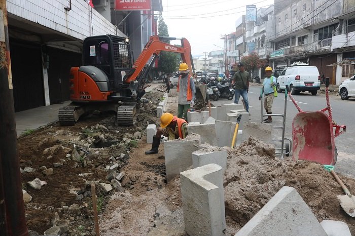 Pekerja membenahi trotoar di kawasan Pasar Raya Padang pada Kamis (23/10/2026). Foto: Pemko Padang