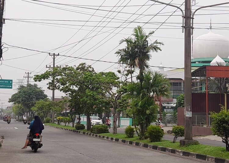 Sejumlah pengendara melintas di Kecamatan Kuranji, Kota Padang, Sumatera Barat, pada Sabtu (24/10/2026) pagi.