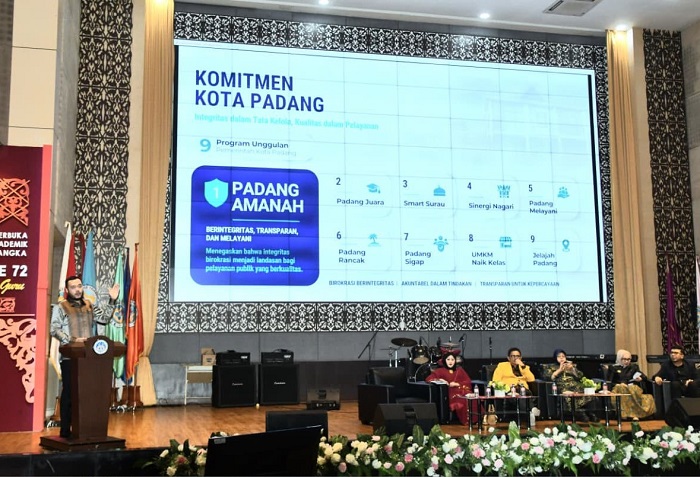 Wali Kota Padang, Fadly Amran, memberikan kata sambutan dalam Seminar Nasional dan Sharing Session Alumni Inspiratif pada Temu Akbar Alumni UNP Lintas Angkatan Tahun 2026 di Auditorium UNP pada Sabtu (24/10/2026). Foto: Pemko Padang