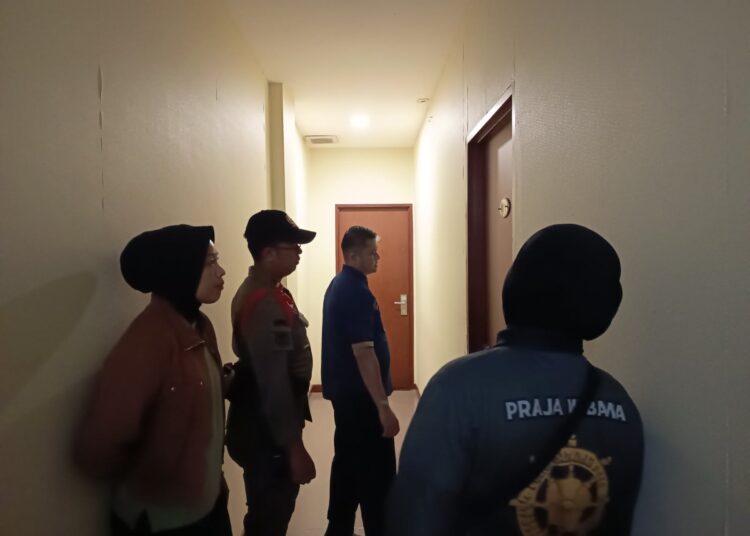 Personel Satpol PP Kota Padang melakukan razia dan patroli di kawasan Khatib Sulaiman hingga Batang Arau, Sabtu (24/10/2026) dini hari.