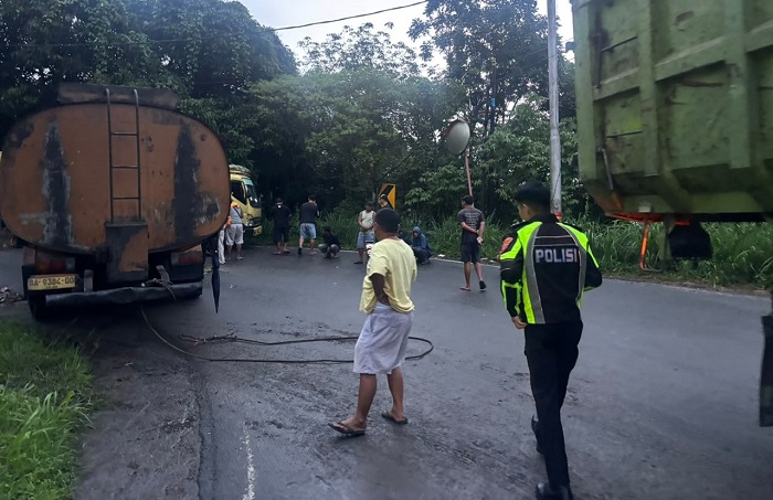 Sebuah truk tangki bertabrakan dengan sebuah truk di Jalan Lintas Sumbar—Riau, Jorong Ulu Aia, Kenagarian Sarilamak, Kecamatan Harau, Lima Puluh Kota, pada Sabtu (24/10/2026) sekitar pukul 15.00 WIB. Foto: Polres 50 Kota