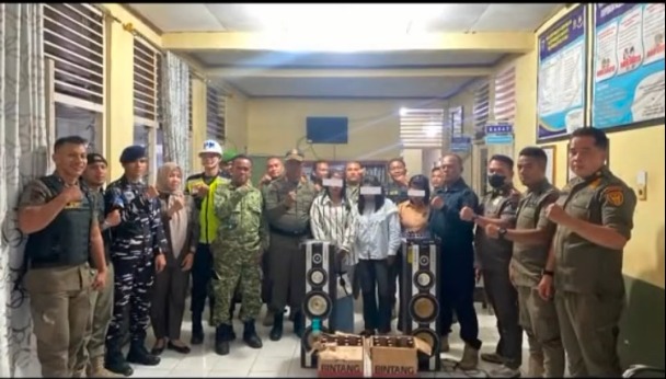 Tiga wanita pemandu karaoke diamankan petugas saat razia dua tempat karaoke di kawasan Pasir Putih, Kecamatan Lengayang, Kabupaten Pesisir Selatan, Sumatera Barat pada Jumat (23/10).