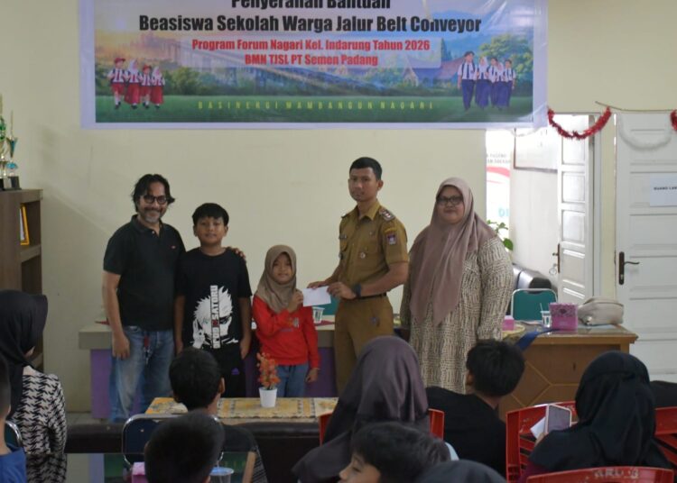 Penyerahan bantuan pendidikan kepada 50 siswa dari keluarga kurang mampu di sepanjang jalur Belt Conveyor RW 08, Kelurahan Indarung, Kecamatan Lubuk Kilangan, Kota Padang, melalui Program Basinergi Mambangun Nagari (BMN) yang didukung PT Semen Padang, Selasa (20/10/2026).
