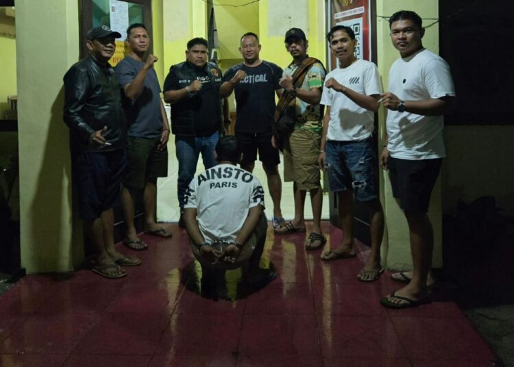 Polisi menangkap pria berinisial RH (38) di rumah orang tuanya di Pasir Sungai Limau, Nagari Kuranji Hilir, Kecamatan Sungai Limau, Kabupaten Padang Pariaman, Sumatera Barat, pada Minggu (25/10/2026) sekitar pukul 01.00 WIB karena diduga mencuri uang tunai di sebuah rumah. Ia merupakan residivis.