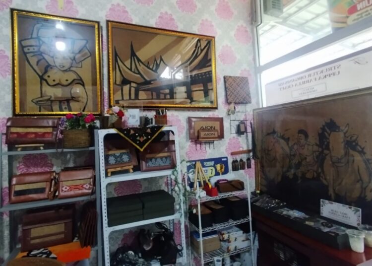 Sejumlah produk kerajinan berbahan limbah sabut kelapa karya Farilla Craft di kawasan Parupuk Tabing, Kecamatan Koto Tangah, Kota Padang, Sumatera Barat. Foto: Qadri/Sumbarkita