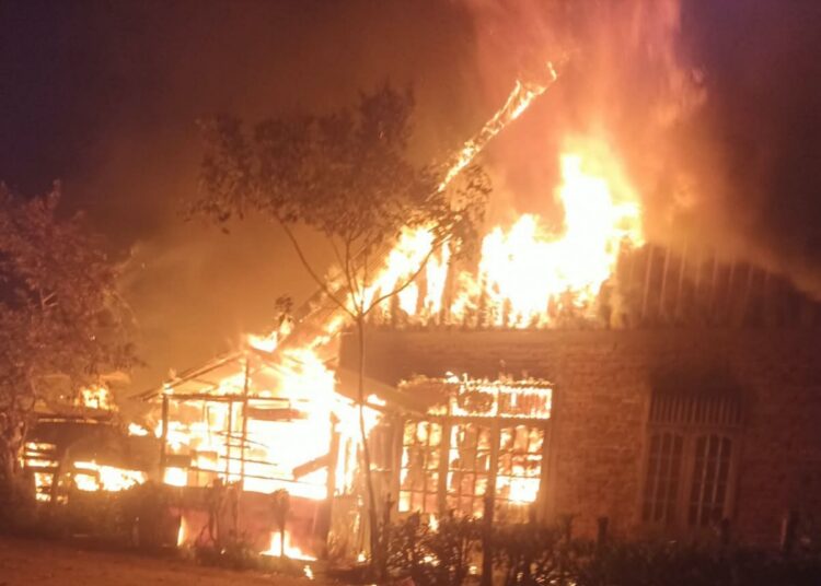 Satu unit rumah dan tiga warung berbahan kayu di Parik Dalam, Nagari Taeh Baruah, Kecamatan Payakumbuh, Kabupaten Lima Puluh Kota, Sumatera Barat, terbakar pada Minggu (25/10/2026) malam.