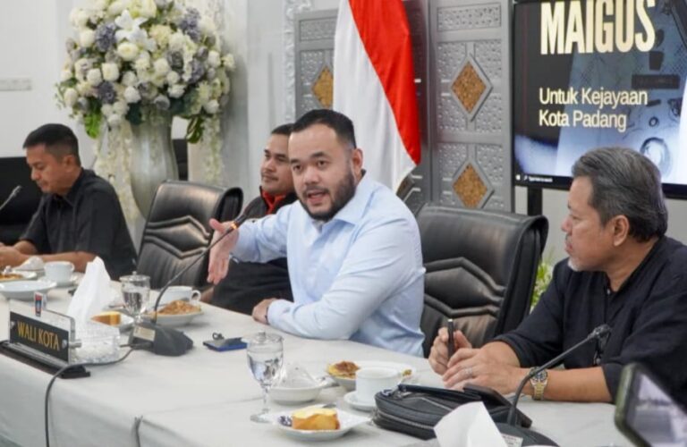 Wali Kota Padang Fadly Amran memimpin pembahasan rancangan master plan pengembangan kawasan Sungai Batang Arau di Gedung Putih Rumah Dinas Wali Kota Padang, Minggu (25/10/2026).