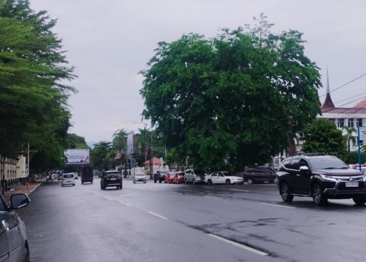 Sejumlah mobil melintas di Jalan Jenderal Sudirman, Kecamatan Padang Barat, Kota Padang, pada Senin (26/10/2026) pagi. Foto: Qadri/Sumbarkita