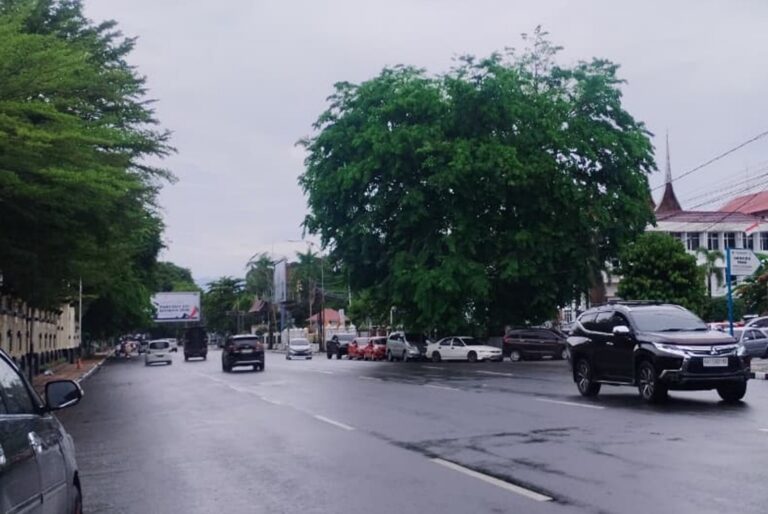 Sejumlah mobil melintas di Jalan Jenderal Sudirman, Kecamatan Padang Barat, Kota Padang, pada Senin (26/10/2026) pagi. Foto: Qadri/Sumbarkita