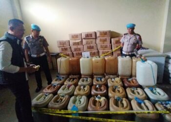 Barang bukti BBM bersubsidi yang disita polisi dalam pengungkapan 24 kasus dugaan penimbunan BBM di Sumatera Barat periode 19–26 Oktober 2026. Foto: Qadri/Sumbarkita