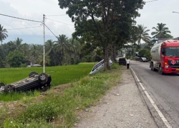 Pajero dan Toyota Rush Terperosok ke Sawah hingga Terbalik di Jalan Solok-Padang