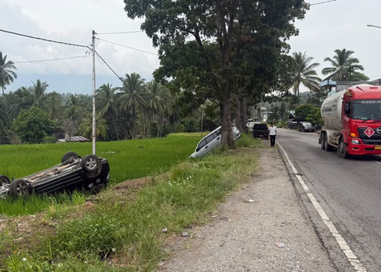 Dua mobil, Mitsubishi Pajero dan Toyota Rush, terperosok ke sawah di Jalan Solok-Padang, Jorong Sungai Rotan, Nagari Cupak, Kabupaten Solok, Senin (26/10/2026).