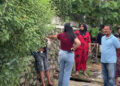 Video: Keributan Dua Orang Diduga Pasutri di Pesisir Selatan Jadi Tontonan Warga