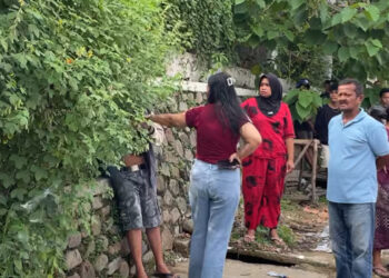 Video: Keributan Dua Orang Diduga Pasutri di Pesisir Selatan Jadi Tontonan Warga