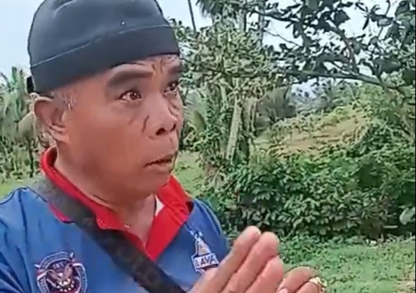 Seorang pria meminta uang adat kepada seorang penghuni Perumahan Wahana 1 Tahap 2, Rimbo Tarok, Kelurahan Kuranji, Kecamatan Kuranji, Kota Padang, yang sedang membangun dapur pada Minggu (25/10/2026) sekitar pukul 10.30 WIB.