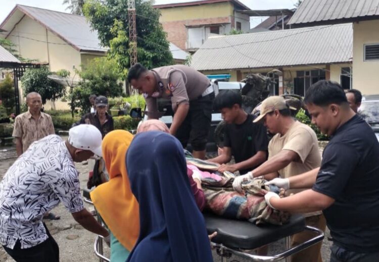 Polisi bersama warga mengevakuasi pengendara sepeda motor yang tewas setelah terjatuh ke sawah di Kelok Anduang, Lubuk Basung, Kabupaten Agam, pada Senin (26/10/2026) sekitar pukul 13.15 WIB. Foto: Polres Agam