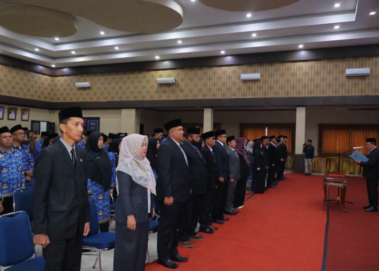 Wali Kota Payakumbuh Zulmaeta melantik dan mengambil sumpah jabatan 114 pejabat di Aula Jozrizal Zain, Balai Kota Payakumbuh, Senin (26/10/2026).