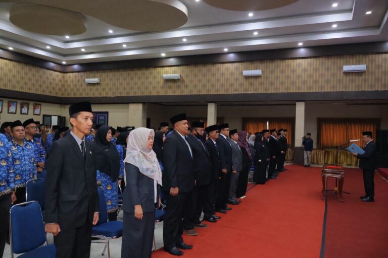 Wali Kota Payakumbuh Zulmaeta melantik dan mengambil sumpah jabatan 114 pejabat di Aula Jozrizal Zain, Balai Kota Payakumbuh, Senin (26/10/2026).