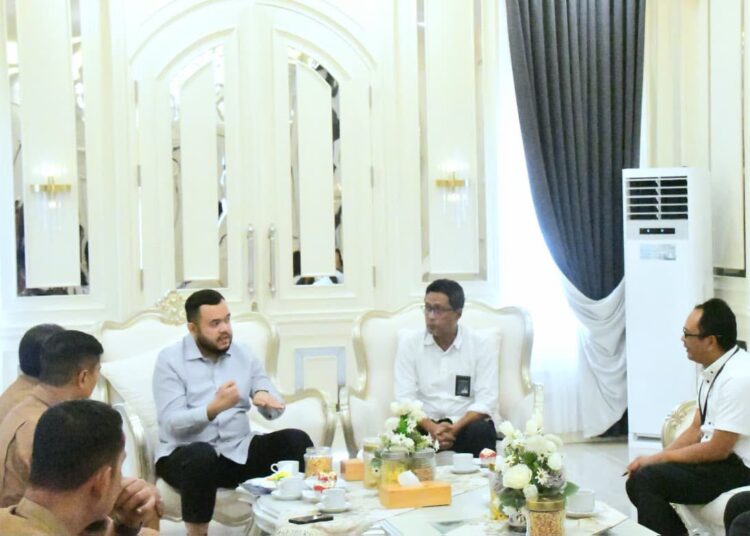 Wali Kota Padang Fadly Amran menerima audiensi dari Kepala Balai Pelaksana Penyediaan Perumahan dan Kawasan Permukiman (BP3KP) Sumatera III Iswanto beserta jajaran di kediaman resminya, Senin (26/10/2026).
