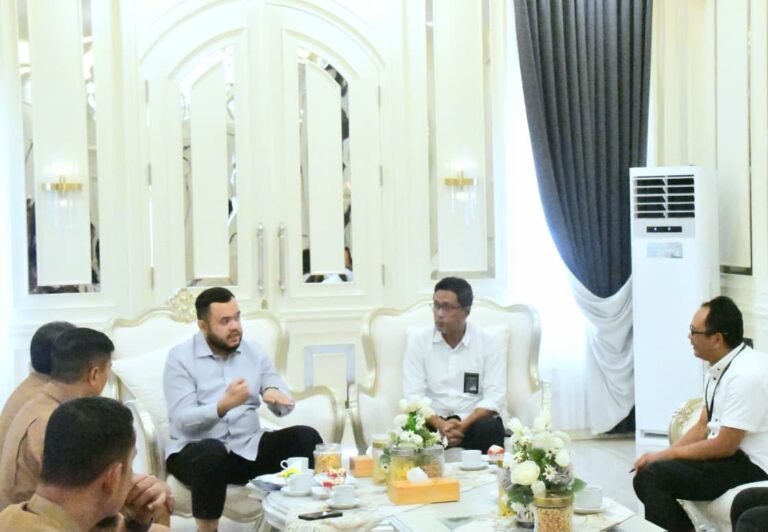 Wali Kota Padang Fadly Amran menerima audiensi dari Kepala Balai Pelaksana Penyediaan Perumahan dan Kawasan Permukiman (BP3KP) Sumatera III Iswanto beserta jajaran di kediaman resminya, Senin (26/10/2026).