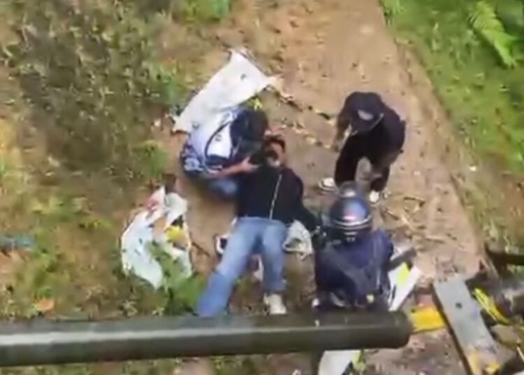 Seorang pengendara motor terjun ke bawah jembatan di jalan lintas Sumbar-Riau, tepatnya di Aia Putiah, Kabupaten Lima Puluh Kota, pada Selasa (27/10/2026) siang. Foto: Tangkapan layar media sosial