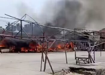 Kebakaran melanda kawasan terminal dan Pasar Sumani, Kabupaten Solok, Sumatera Barat, pada Selasa (27/10/2026) siang. Foto: Tangkapan layar media sosial
