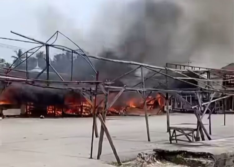 Kebakaran melanda kawasan terminal dan Pasar Sumani, Kabupaten Solok, Sumatera Barat, pada Selasa (27/10/2026) siang. Foto: Tangkapan layar media sosial