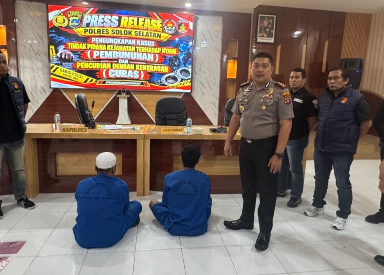 Polisi menghadirkan dua tersangka perampok dalam jumpa pers pengungkapan kasus tersebut di Markas Polres Solok Selatan pada Selasa (27/10/2026). Foto: Polres Solok Selatan