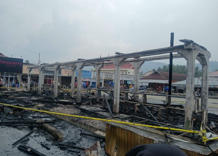 Kebakaran menghanguskan enam petak kios di kawasan Terminal Sumani, Jorong Sikumbang, Nagari Sumani, Kecamatan X Koto Singkarak, Kabupaten Solok, Selasa (27/10/2026) siang.