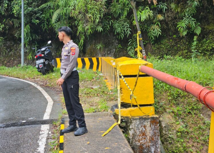 Sepeda motor Yamaha Nmax mengalami kecelakaan tunggal hingga jatuh ke bawah jembatan di Jorong Air Putih, Nagari Sarilamak, Kecamatan Harau, Kabupaten Lima Puluh Kota, Selasa (27/10/2026).
