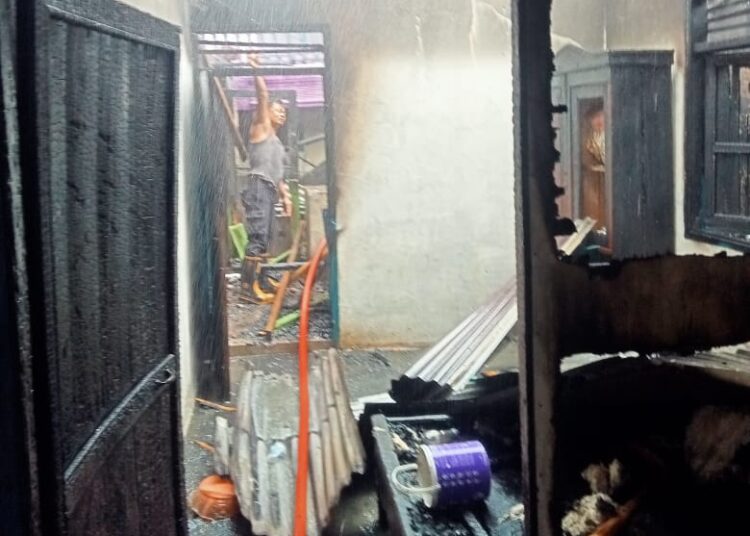 Dua rumah warga di Jorong Pasar Lama 1, Nagari Ujung Gading, Kecamatan Lembah Melintang, Kabupaten Pasaman Barat, terbakar pada Selasa (27/10/2026) siang.