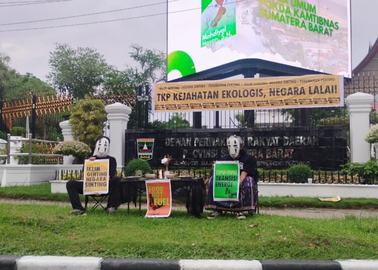 Peserta aksi teatrikal memperagakan gerakan seolah-olah memakan campuran tanah dan rumput saat menggelar aksi di depan Gedung DPRD Sumbar, Kota Padang, Selasa (27/10/2026)