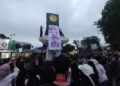 Demo di DPRD Sumbar, Massa Bentangkan Spanduk “Rezim Prabowo-Gibran Bencana Nasional”
