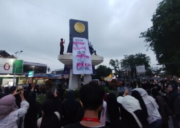 Demo di DPRD Sumbar, Massa Bentangkan Spanduk “Rezim Prabowo-Gibran Bencana Nasional”