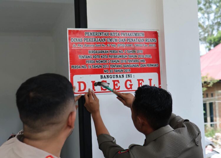 Petugas gabungan menyegel empat rumah dan satu toko di tiga kecamatan di Payakumbuh pada Selasa (27/10/2026) karena terindikasi melanggar ketentuan tata ruang. Foto: Pemerintah Kota Payakumbuh