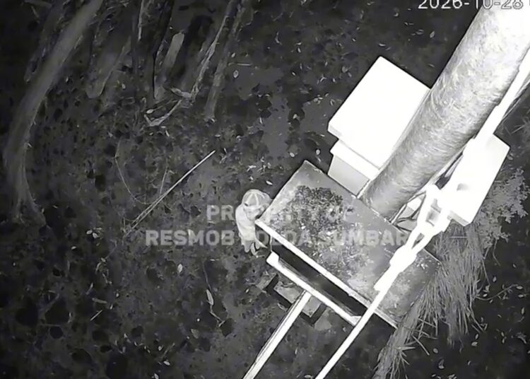 Pelaku pencurian alat pendeteksi banjir terekam kamera pengawas (CCTV) di Jalan Batu Busuak, Kecamatan Pauh, Padang, pada Rabu (28/10/2026) dini hari.